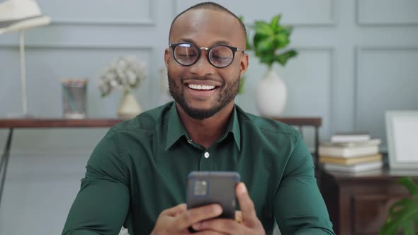 african Americans man are wowed by the text messages they receive from their smartphones
