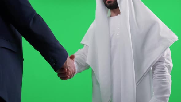 Chromakey Template Arab Man in a White Kandura Makes a Good Deal with a Partner Buisnessman in a alt
