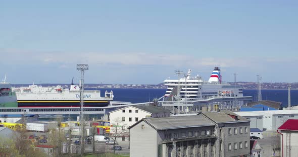 Arriving and departing passenger ships in the port alt