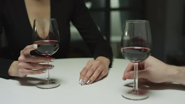 Touching a woman's hand on a date alt