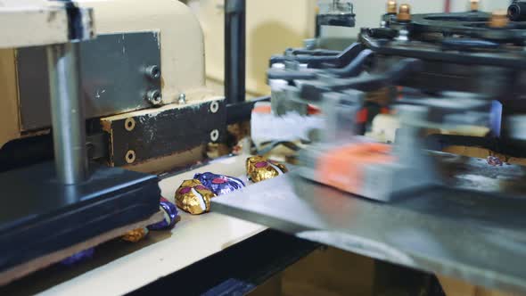 Industrial Machine Wrapping Candies. Candy Factory alt