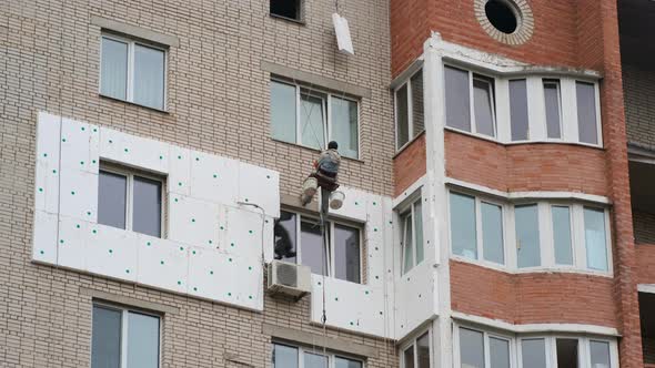 The work on the outer Insulate of an apartment house.