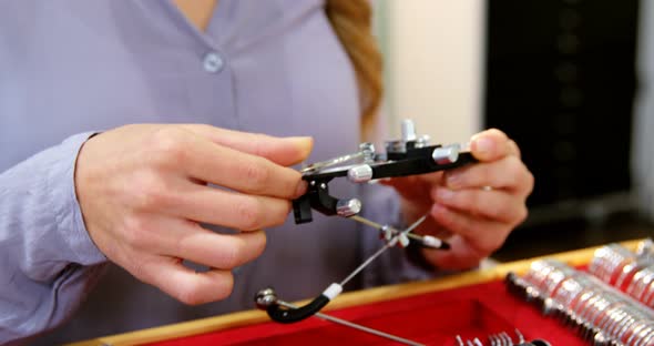 Woman preparing messbrille alt