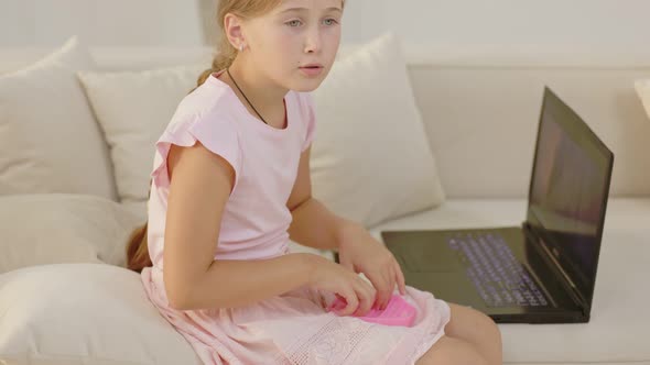 Girl Plays with Pop It alt