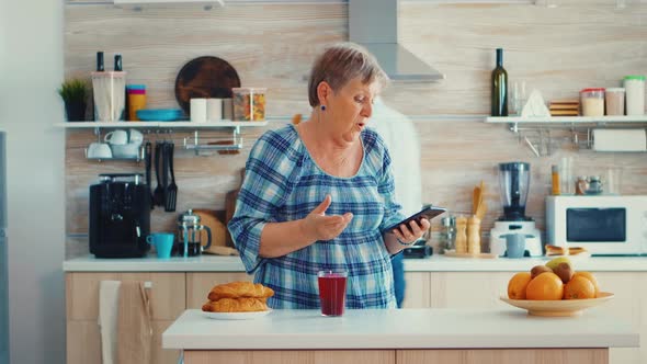 Video Chat with Family alt