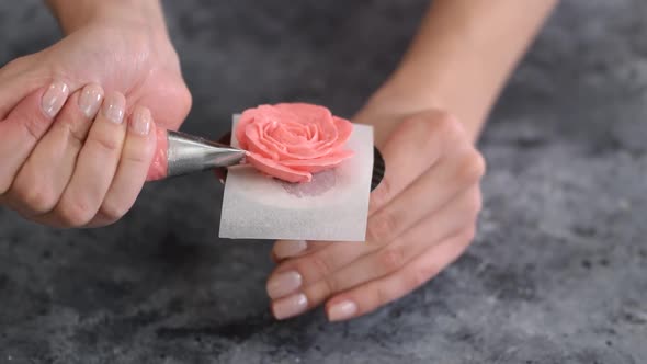 Making Pink Buttercream Frosting Flower Roses alt