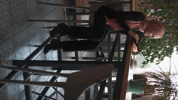 Cafe Online Leisure Freelance Network Woman Tablet alt