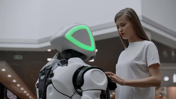 A Female Programmer Tests the Robot for the Ability to Interact with Users alt