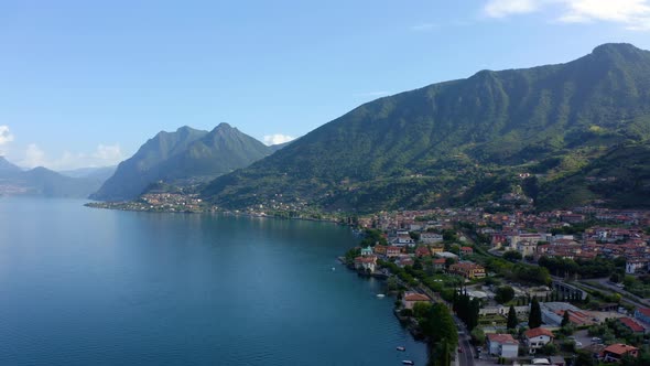 Panoramic view of the resort town of Garda the north of Italy. alt