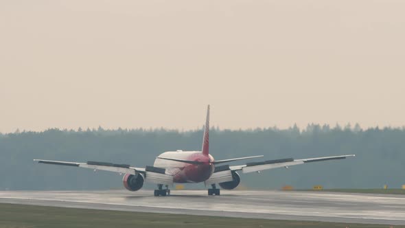 Aircraft Braking After Landing alt