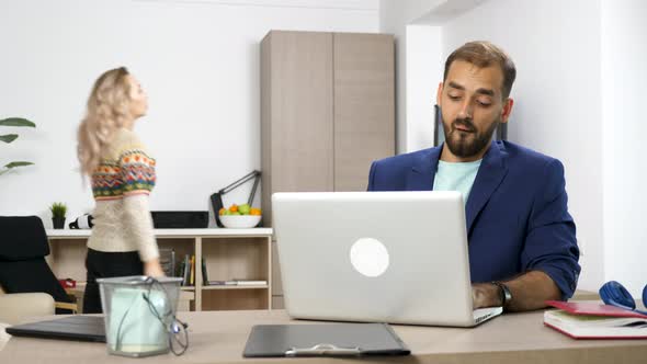 Husband and Wife Fight Because the Woman is Making a Lot of Noise alt