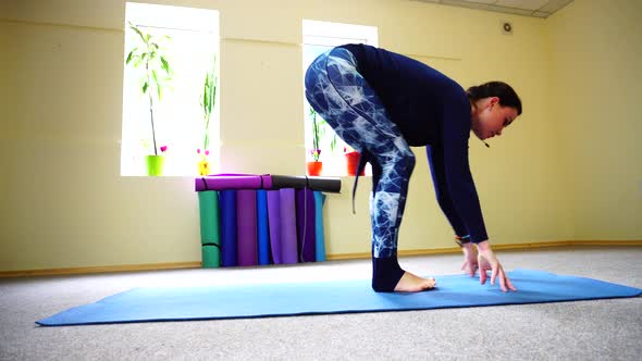 New Mother Use Yoga Class to Relive Pain in Spine 