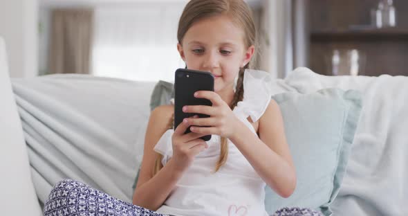 Little girl using a phone alt