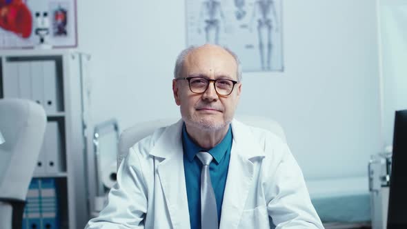 Authentic Portrait of Elderly Experienced Doctor alt
