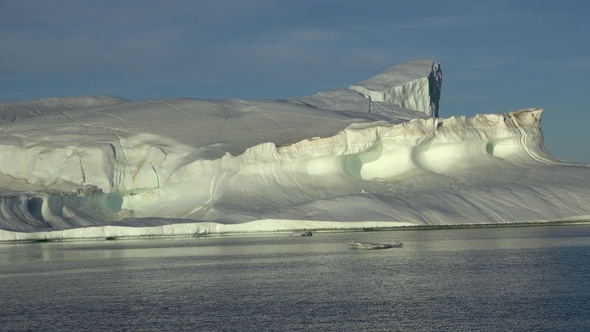 Icebergs and global warming. Greenland Melting Water. Arctic Ice Nature Landscape of Climate Change. alt