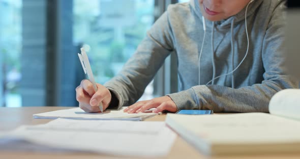Woman write on the paper note alt