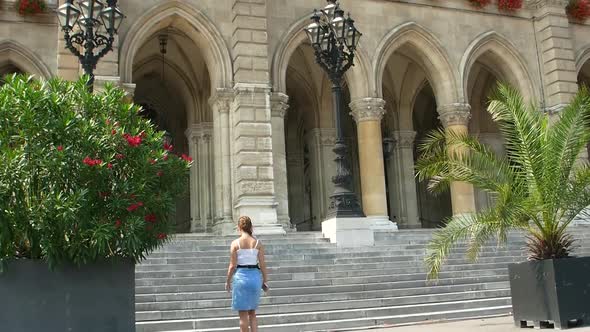A tourist girl got lost with a map in her hands in the old city of Budapest alt