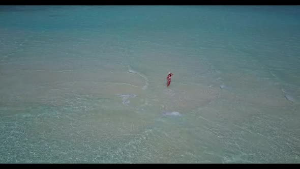 Tourist relaxing on idyllic tourist beach holiday by clear sea with white sandy background of the Ma alt