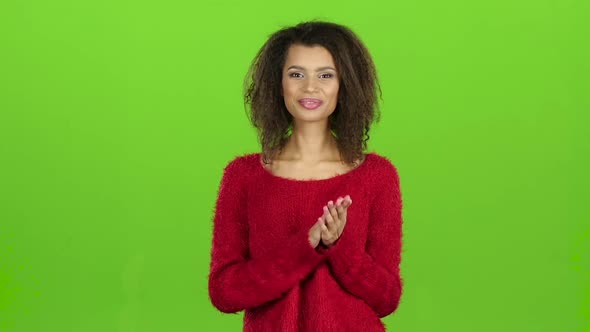 Afro American Woman Smiles and Clapping, Green Screen. Slow Motion alt