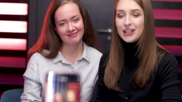 Bloggers Live Streaming Using Phone alt