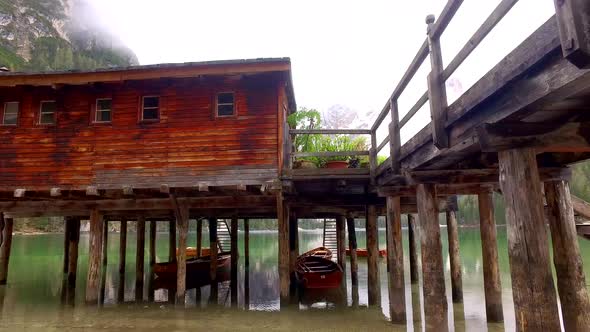 Mountain lake Pragser Wildsee in the Alps in Italy alt