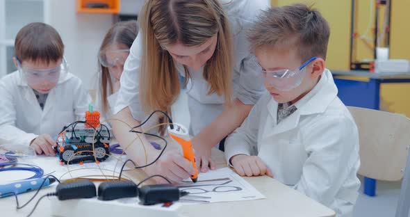 Woman Teaches Child to Use a 3D Pen alt