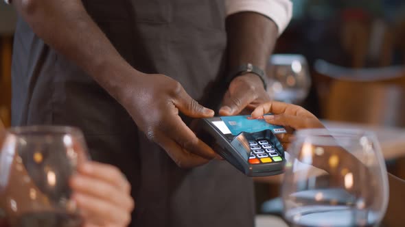 Close Up Customer Make Contactless Credit Card Payment After Eating in Restaurant alt