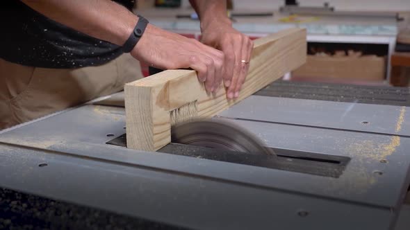 WOODWORKING - CUTTING A LAP JOINT ON TREATED PINE IN A TABLE SAW