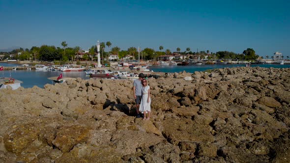 Romantic Couple. Man and Woman Together on Vacation By the Sea alt
