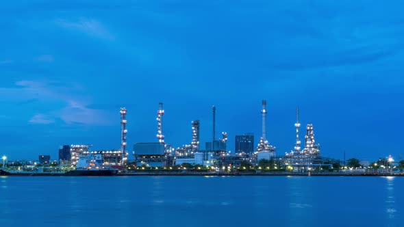 Oil refinery petrochemical and energy industry, day to night, zoom out - Time-lapse