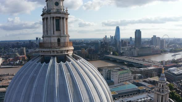 Backwards Reveal of Large Dome and Lantern on Top of Baroque Saint Pauls Cathedral alt