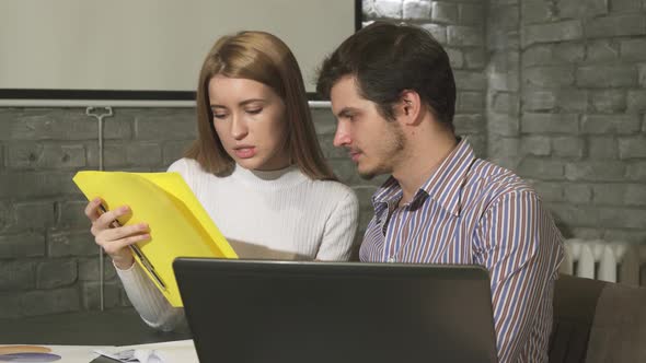 Business People Working Together Using Laptop at the Office alt
