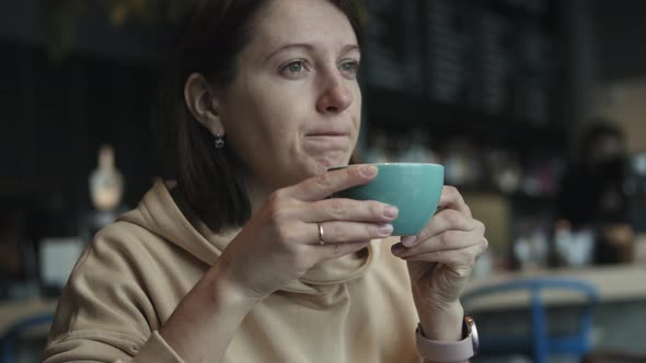 Woman Drink Coffee alt