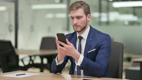 Businessman Using Smartphone at Work alt