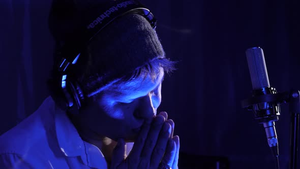 Close Up Face Man Vocalist Singerand Microphone on Music Concert in the Rays of Stage Light alt