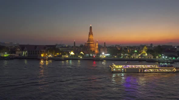 Wat Arun Buddhist Temple and Boats in Bangkok alt