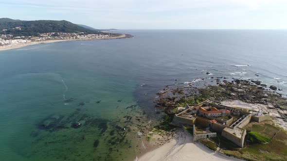 Insúa Castle on Island alt