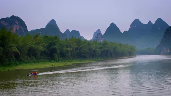 Tourist Boats Sailing o the Li River In Yangshuo, Guangxi alt