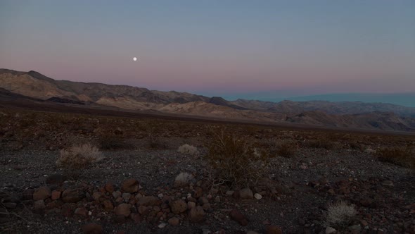 Moonset and sunrise over the Panamints - Death Valley National Park - Time lapse alt