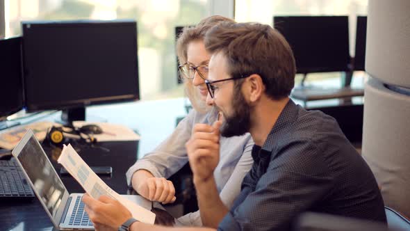 Office Worker On Laptop.Businesspeople Motivated Analyst Teamwork Chatting On Business Plan Contract alt