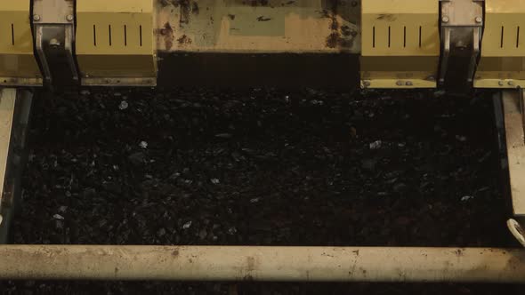 Coal in Vibrating Machine to Separate It From Associated Rocks