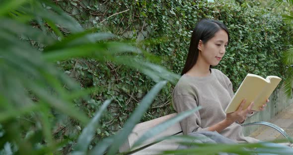 Woman read on the book alt