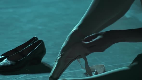 Closeup of Ballerina Tying Ribbon on Foot Leg in Spotlight. Spbd Put on Pointe Shoes in Projector alt