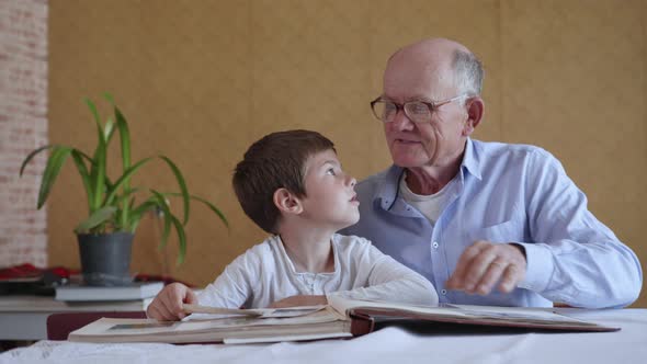 Elderly Grandfather with Glasses for Vision Cute Together with Boy Enjoy Happy Memories Telling alt