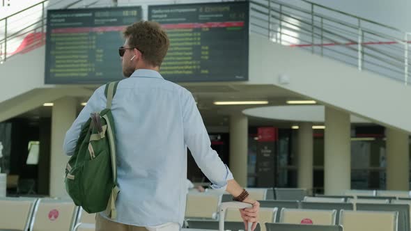 His Girlfriend Is Always Late alt