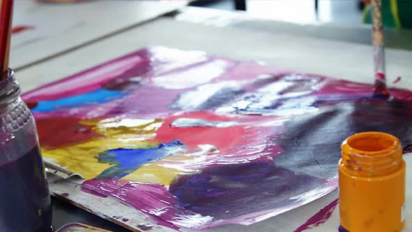 Smiling schoolkids practicing drawing in drawing class alt