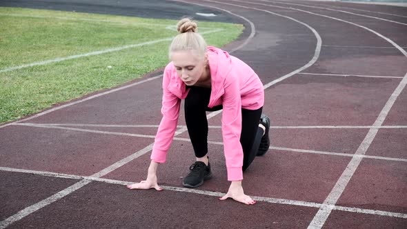 Slim Caucasian Runner in Sportswear Starts Running alt