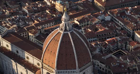 Reveal Shot of Florence Dome  alt