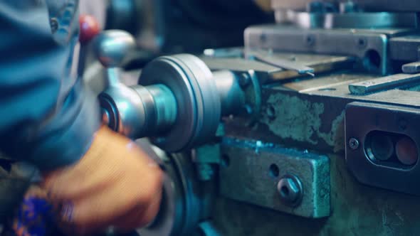 Modern Lathe Cutting Machine with Manual Control alt