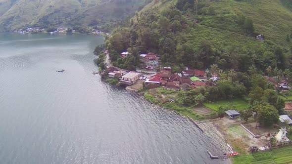 housing on the shore of the lake